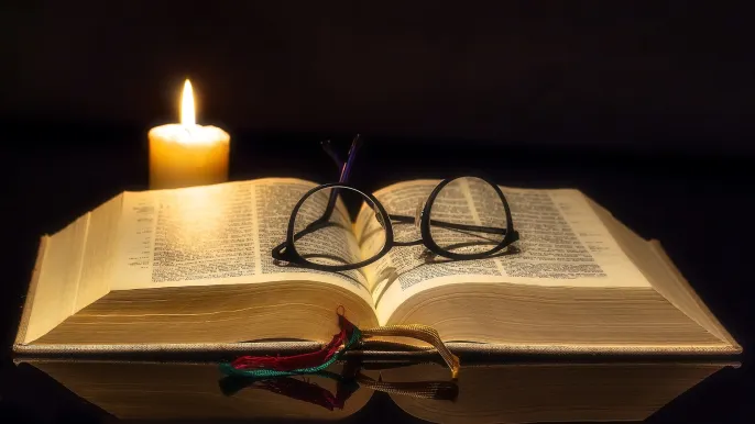 Bibel mit Brille_pixabay (Foto: pixabay.com)