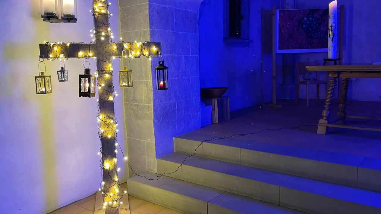 FuÌrbitte-Laternen am Kreuz (Foto: Barbara Hefti) FuÌrbitte-Laternen am Kreuz (Foto: Barbara Hefti)