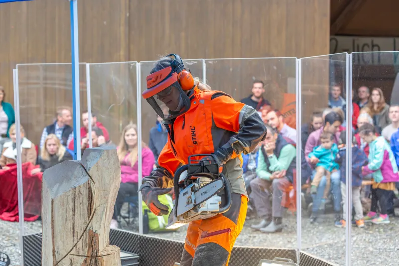 ERLEBEN_PROJEKTE_Biblepainting_Motorsaegegottesdienst ERLEBEN_PROJEKTE_Biblepainting_Motorsaegegottesdienst: Motorsäge, Gottesdienst, Ausstellung